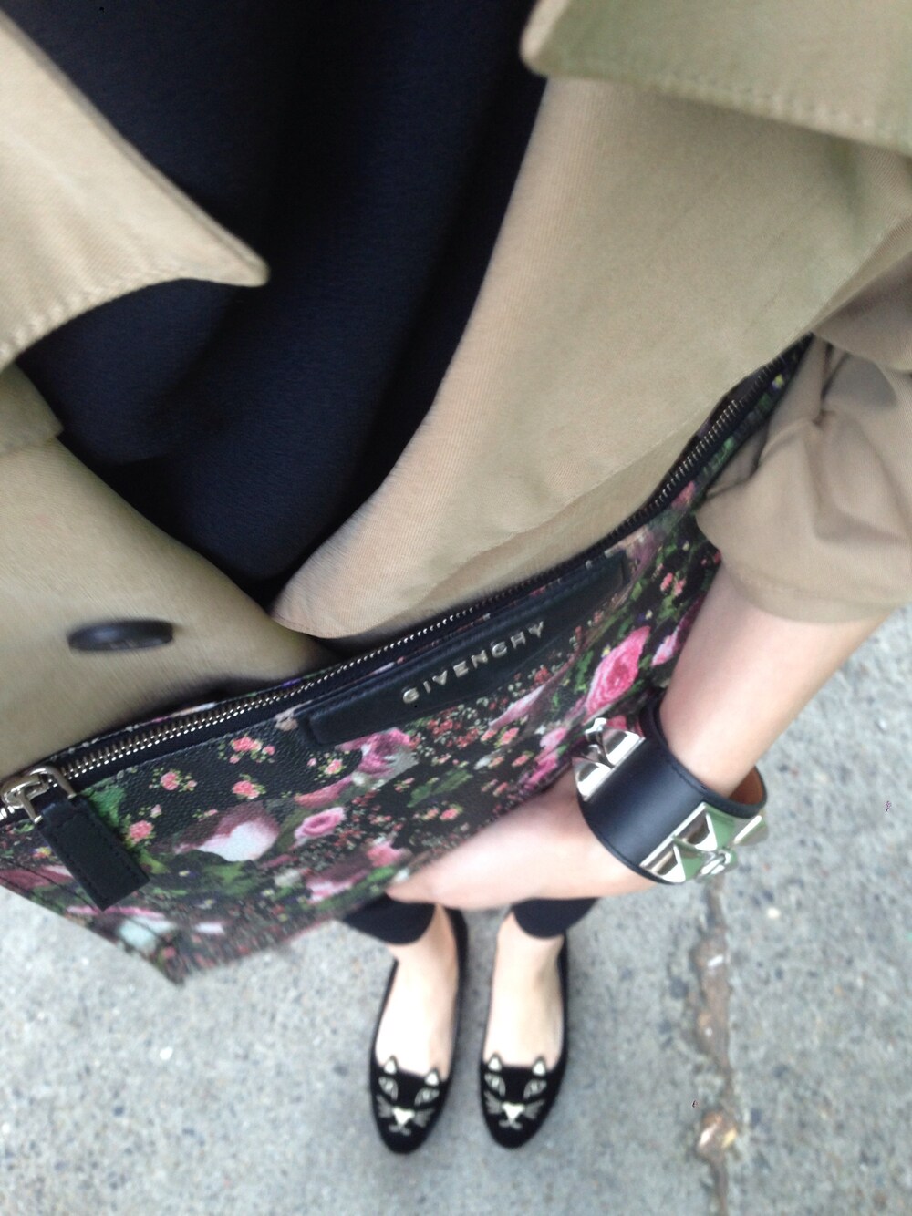 「GIVENCHY、HERMES」｜「HERMESの COLLIER DE CHIEN （バングル/リストバンド、ブラック系）」を使った、SAYUさん（レディース・154cm）の春コーディネートの1枚目の写真