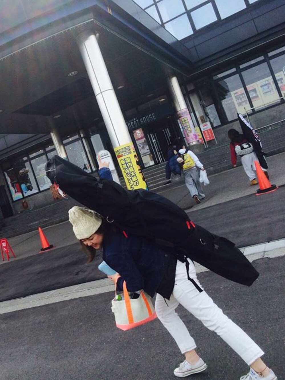 「デニム、白パンツ、さわやか、スニーカー」｜「HIGH LANDのアイテム（ニットキャップ/ビーニー、ホワイト系）」を使った、ponさん（レディース・154cm）の春コーディネートの1枚目の写真