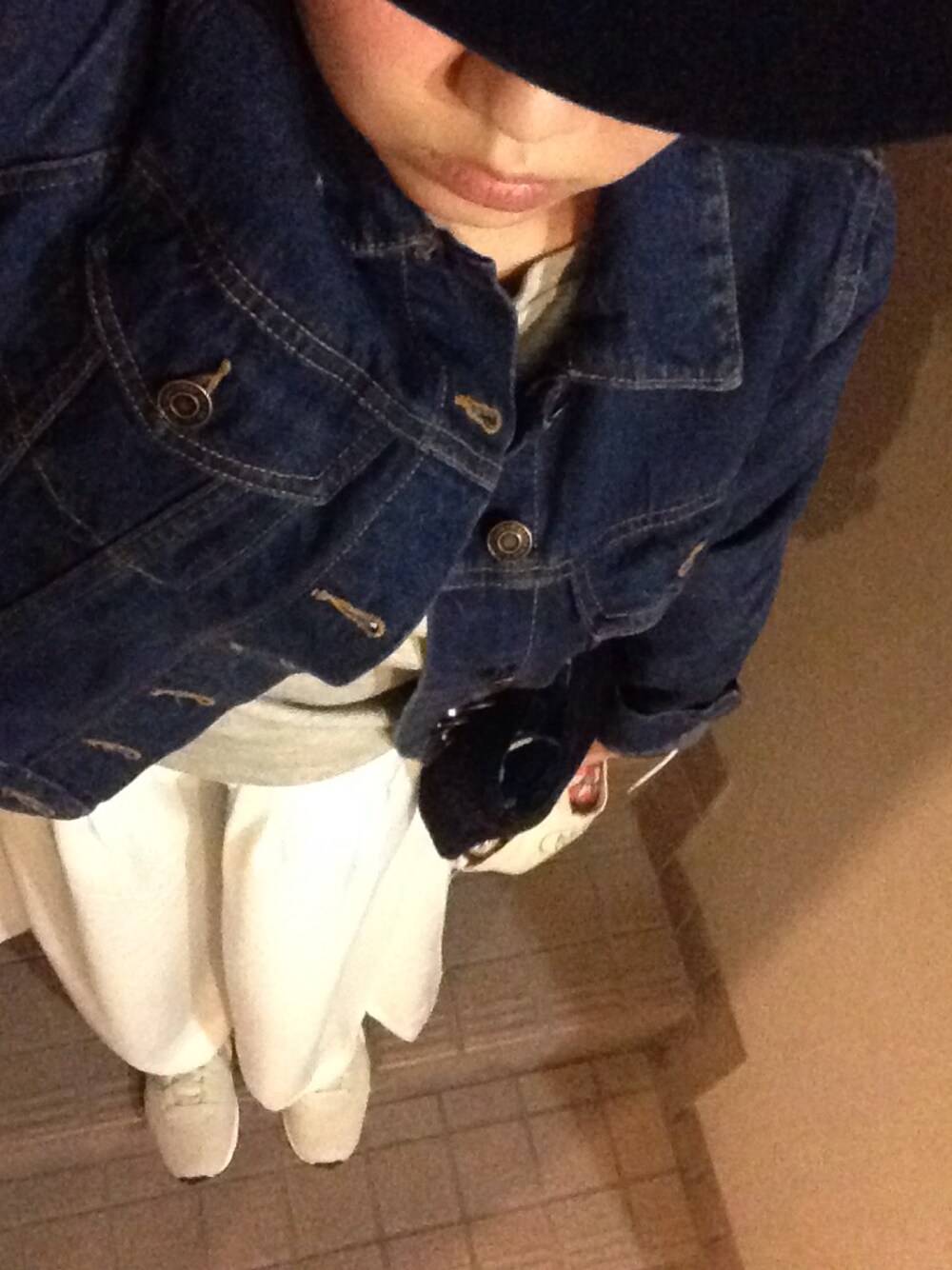 ブルー系のデニムジャケット、ホワイト系のその他パンツ、グレー系のスウェットを着用したレディースの春コーディネートの1枚目の写真