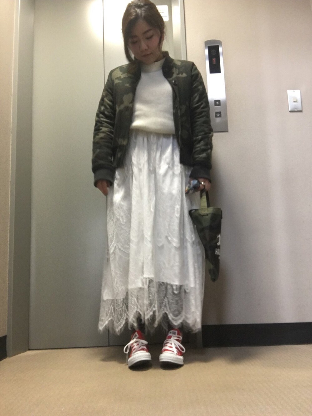「コンバース、スニーカー、レース」｜「LOUNGEDRESSのミリタリー柄ブルゾン（ブルゾン、グリーン系）」を使った、ponさん（レディース・154cm）の冬コーディネートの1枚目の写真