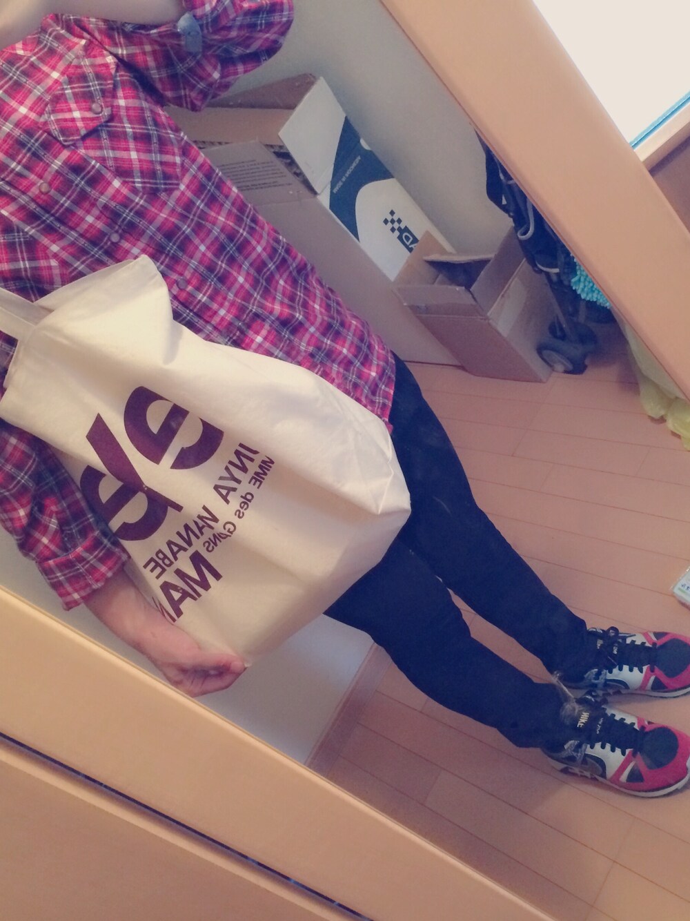 「ナイキ、NIKE、COMME des GARCONS、トートバッグ、シャツスタイル、あか、スニーカー」｜「NIKEのAIR STAB PREMIUM（スニーカー、レッド系）」を使った、さすけそんさん（メンズ・171cm）の秋コーディネートの1枚目の写真