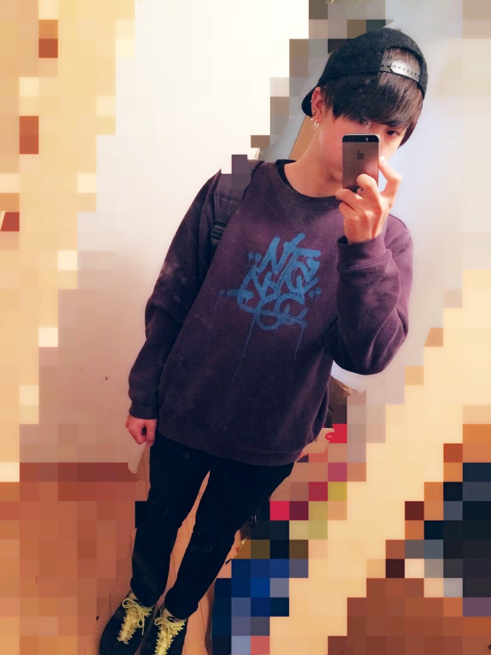 「スウェット、stussy、AIR MAX、ナイキ、スニーカー、キャップ、キャップ後ろかぶり、H&M、シンプル、韓国」｜「NIKEのAIRMAX95（スニーカー、ブラック系）」を使った、さすけそんさん（メンズ・171cm）の秋コーディネートの1枚目の写真
