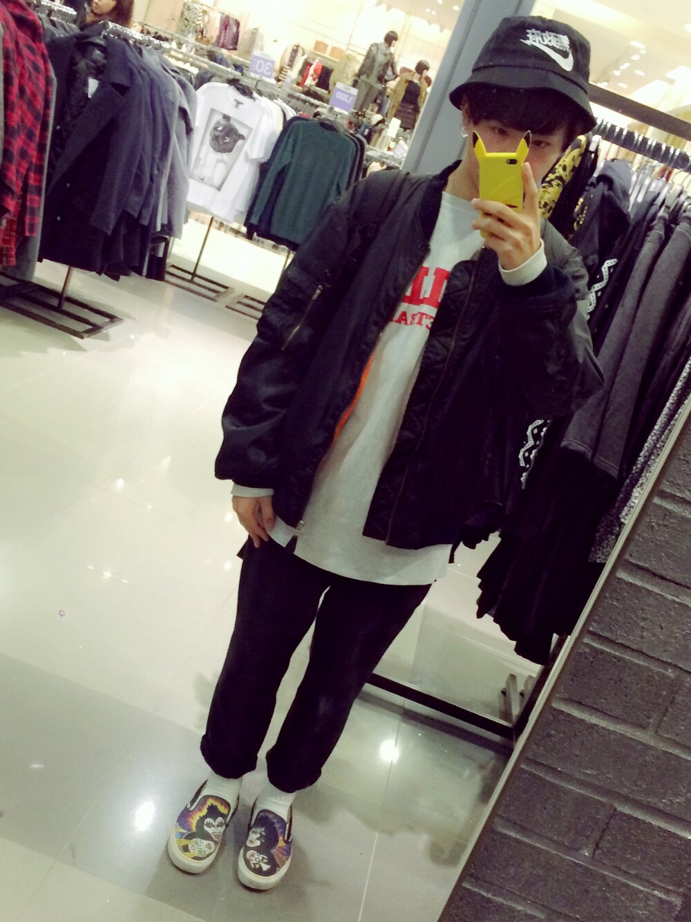 「バケットハット、ウールパンツ、MA-1、スウェット、スリッポン、バンズ、Bulls、anarchy、古着、安い」｜「THE NORTH FACEのアイテム（バックパック/リュック、ブラック系）」を使った、さすけそんさん（メンズ・171cm）の秋コーディネートの1枚目の写真