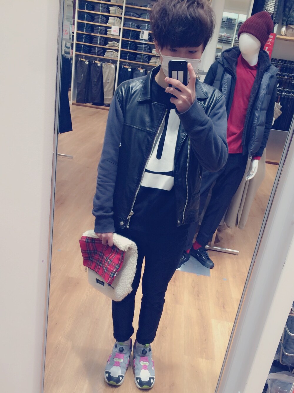「アンダーカバー、ユニクロ、UNDER COVER、UNIQLO、スウェット、リーボック(Reebok)、ポンプフューリー、スニーカー、スキニーデニム、ライダース」｜「UNDERCOVERのM9808（スウェット、ブラック系）」を使った、さすけそんさん（メンズ・171cm）の冬コーディネートの1枚目の写真