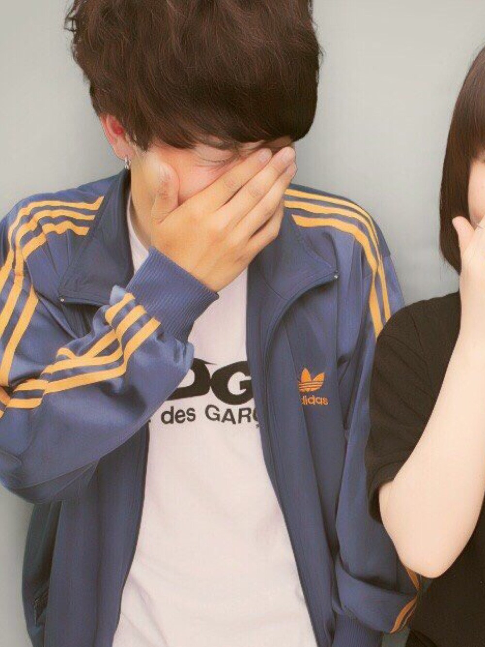「ジャージ、アディダス、adidas、CDG、COMME des GARCONS、コムデギャルソン、Tシャツ」｜「COMME des GARCONSのアイテム（Tシャツ/カットソー、ホワイト系）」を使った、さすけそんさん（メンズ・171cm）の夏コーディネートの1枚目の写真