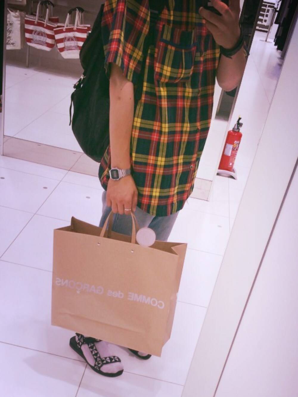 「サンダル、ケミカルウォッシュ、リーバイス、MILKBOY、Levi's、COMME des GARCONS、UNDER COVER、ジーンズ、シャツスタイル」｜「MILKBOYのアイテム（シャツ/ブラウス、イエロー系）」を使った、さすけそんさん（メンズ・171cm）の夏コーディネートの1枚目の写真