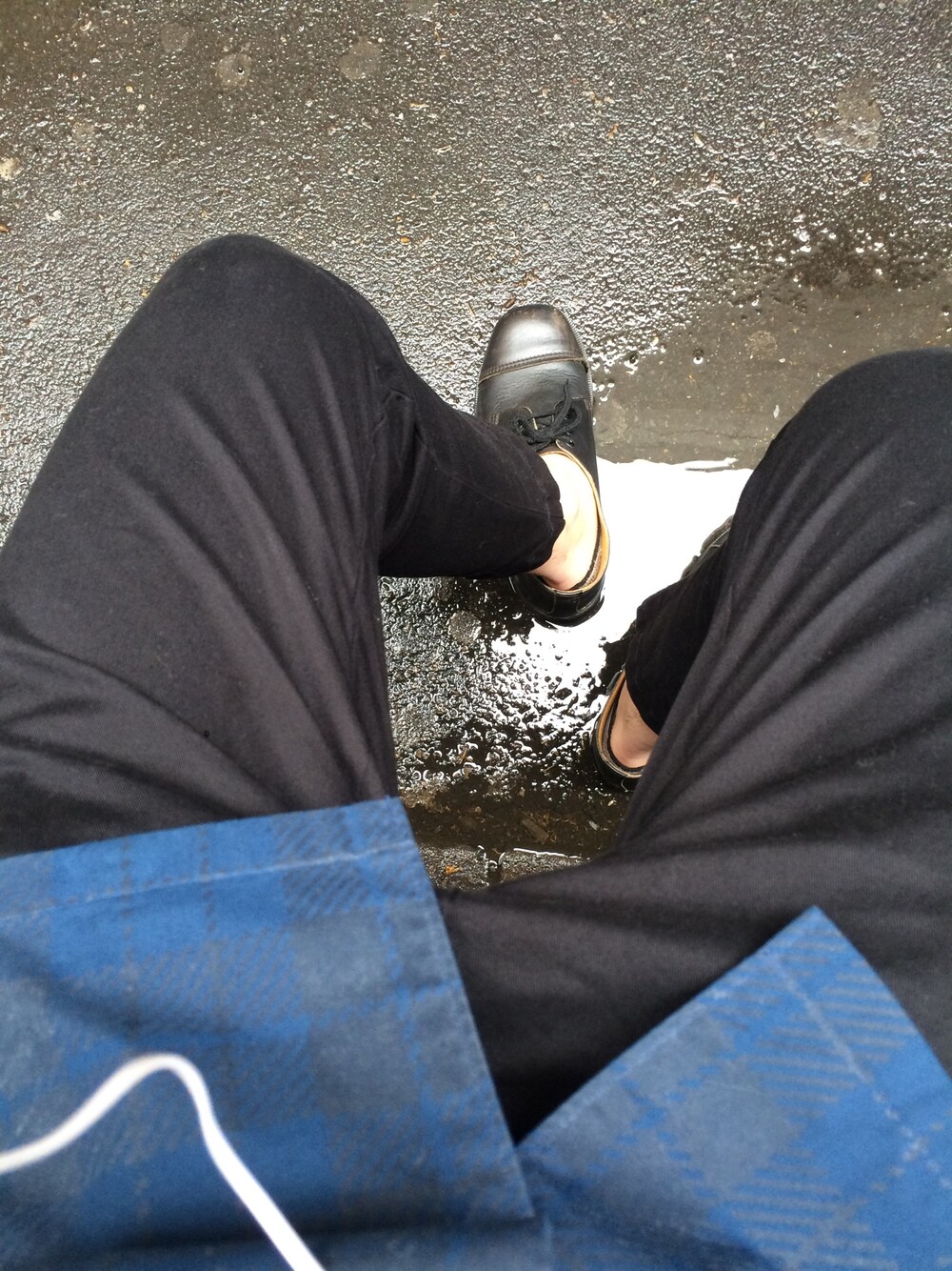 「コムデギャルソン、COMME des GARCONS、COMME des GARCONS HOMME PLUS、ドクターマーチン、スラックス、シャツスタイル、Dr.Martens」｜「COMME des GARCONS HOMMEのアイテム（シャツ/ブラウス、ブルー系）」を使った、さすけそんさん（メンズ・171cm）の夏コーディネートの1枚目の写真