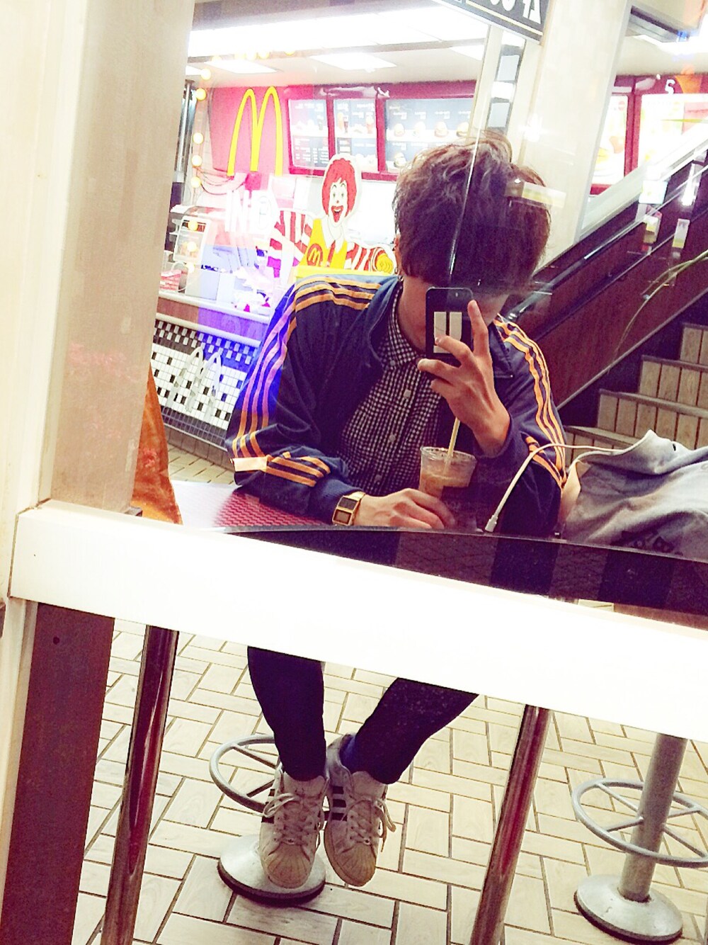 「アディダス、adidas、superstar、スニーカー、ジャージ、sneakers、足元くら部」｜「adidasのアイテム（ジャージ、ブルー系）」を使った、さすけそんさん（メンズ・171cm）の秋コーディネートの1枚目の写真