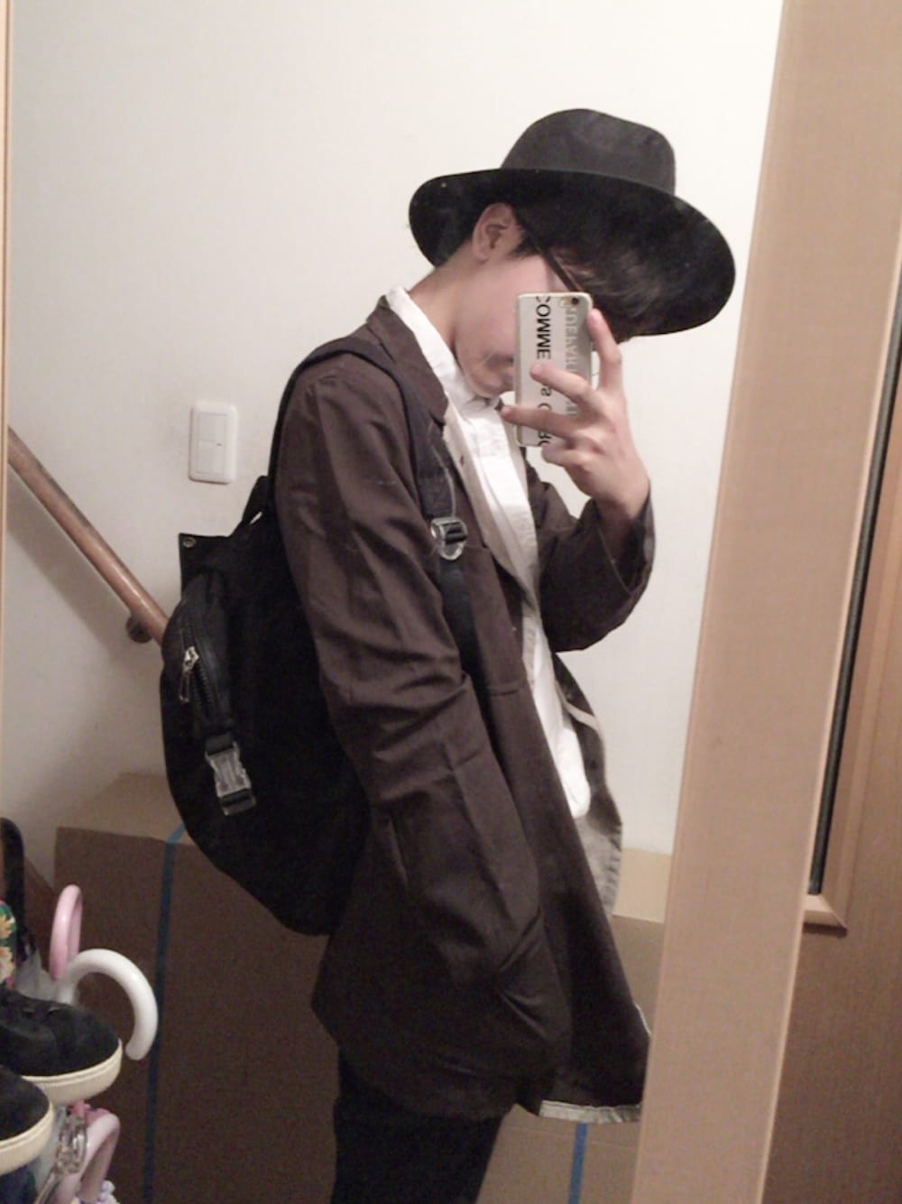 「秋のコーデ、シャツスタイル、コムデギャルソン、COMME des GARCONS HOMME PLUS、ハット、スラックス、COMME des GARCONS HOMME、MARC BY MARC JACOBS、ショップコート、コート」｜「COMME des GARCONS HOMME PLUSのアイテム（その他アウター、ブラウン系）」を使った、さすけそんさん（メンズ・171cm）の秋コーディネートの1枚目の写真