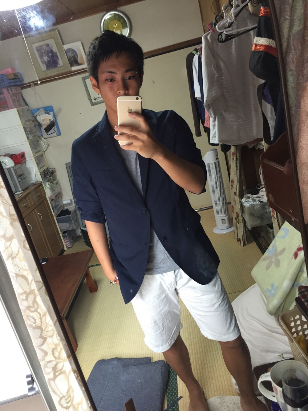 ブルー系のその他アウター、ホワイト系のパンツ、ホワイト系のTシャツ/カットソーを着用したメンズの秋コーディネートの1枚目の写真