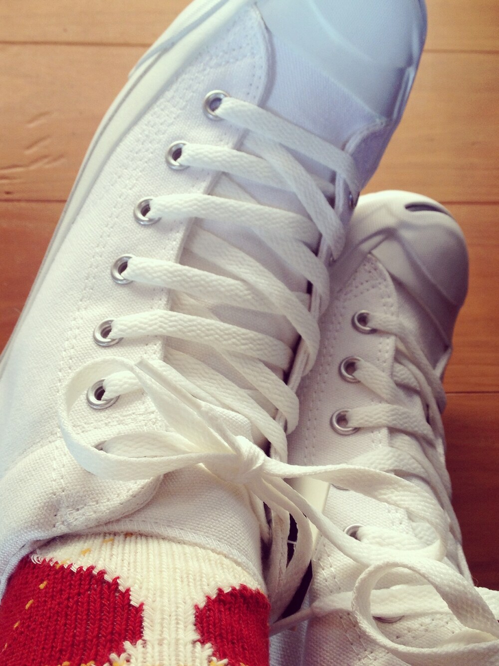「靴、コンバース、ジャックパーセル、ハイカットスニーカー、靴下×スニーカー」｜「CONVERSEの春に向けての 白
ハイカットスニーカー（スニーカー、ホワイト系）」を使った、ささやんさん（レディース・153cm）の冬コーディネートの1枚目の写真