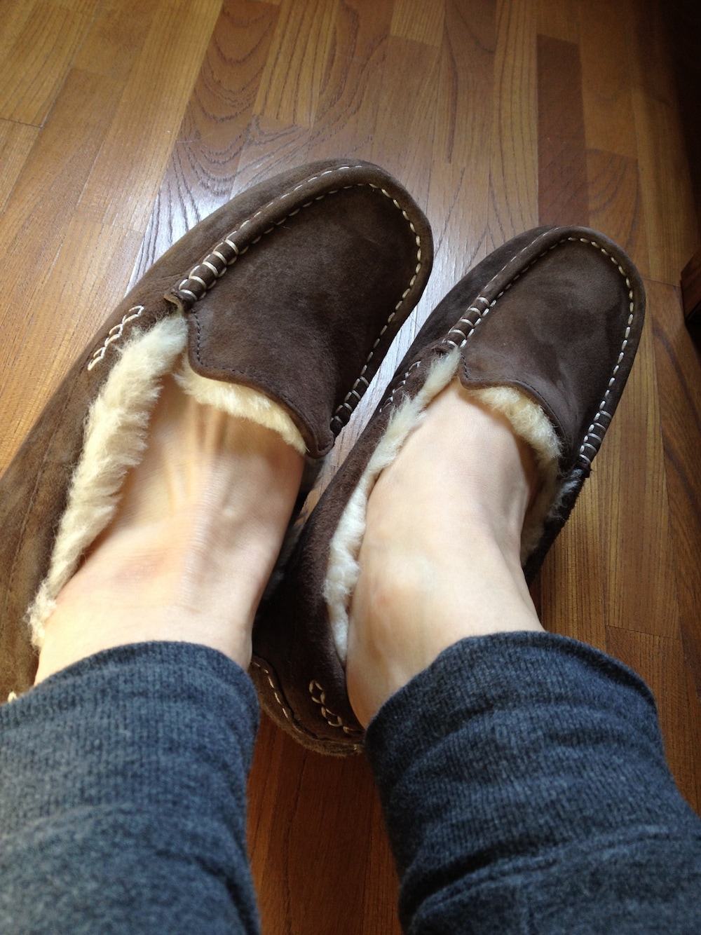 「スウェットパンツ、素足、UGG、靴」｜「UNIQLOのアイテム（その他パンツ、グレー系）」を使った、ささやんさん（レディース・153cm）の冬コーディネートの1枚目の写真