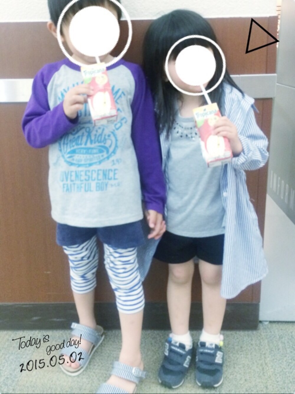 「ショートパンツ、シャツワンピ、ストライプシャツ、ドルマンスリーブ、ニューバランス、ラグランTシャツ、ボーダーパンツ、サンダル、兄妹コーデ、kids」｜「koeのショートパンツ（その他パンツ、ブラック系）」を使った、ケイティさん（キッズ・100cm）の春コーディネートの1枚目の写真