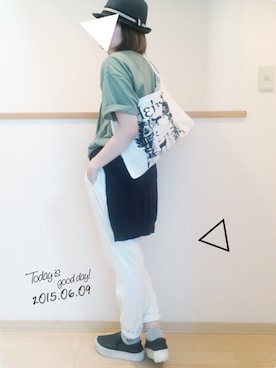 「ストライプパンツ」｜「アイテム（メッセンジャーバッグ）」を使った、ケイティさん（レディース・157cm）の夏コーディネート