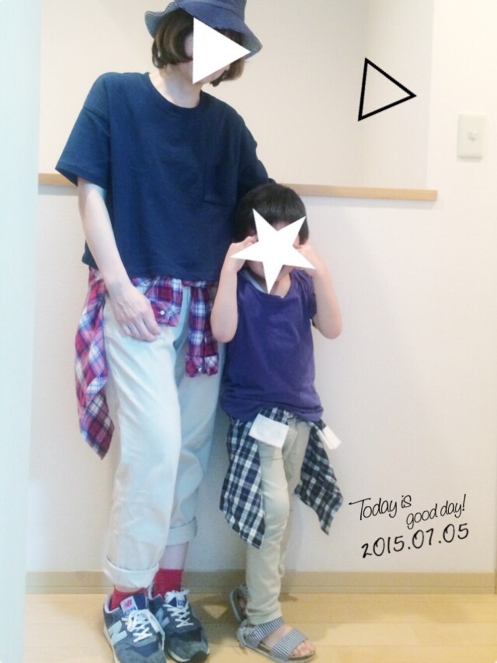 「ママ＆息子、Tシャツ×チノパン、腰巻きスタイル、チェックシャツ、クレリックシャツ、ベージュのチノパン、サンダル、柄×柄、ママとお揃い、kids」｜「GUのクルーネックＴ（半袖）（アンダーウェア、ブルー系）」を使った、ケイティさん（キッズ・110cm）の夏コーディネートの1枚目の写真