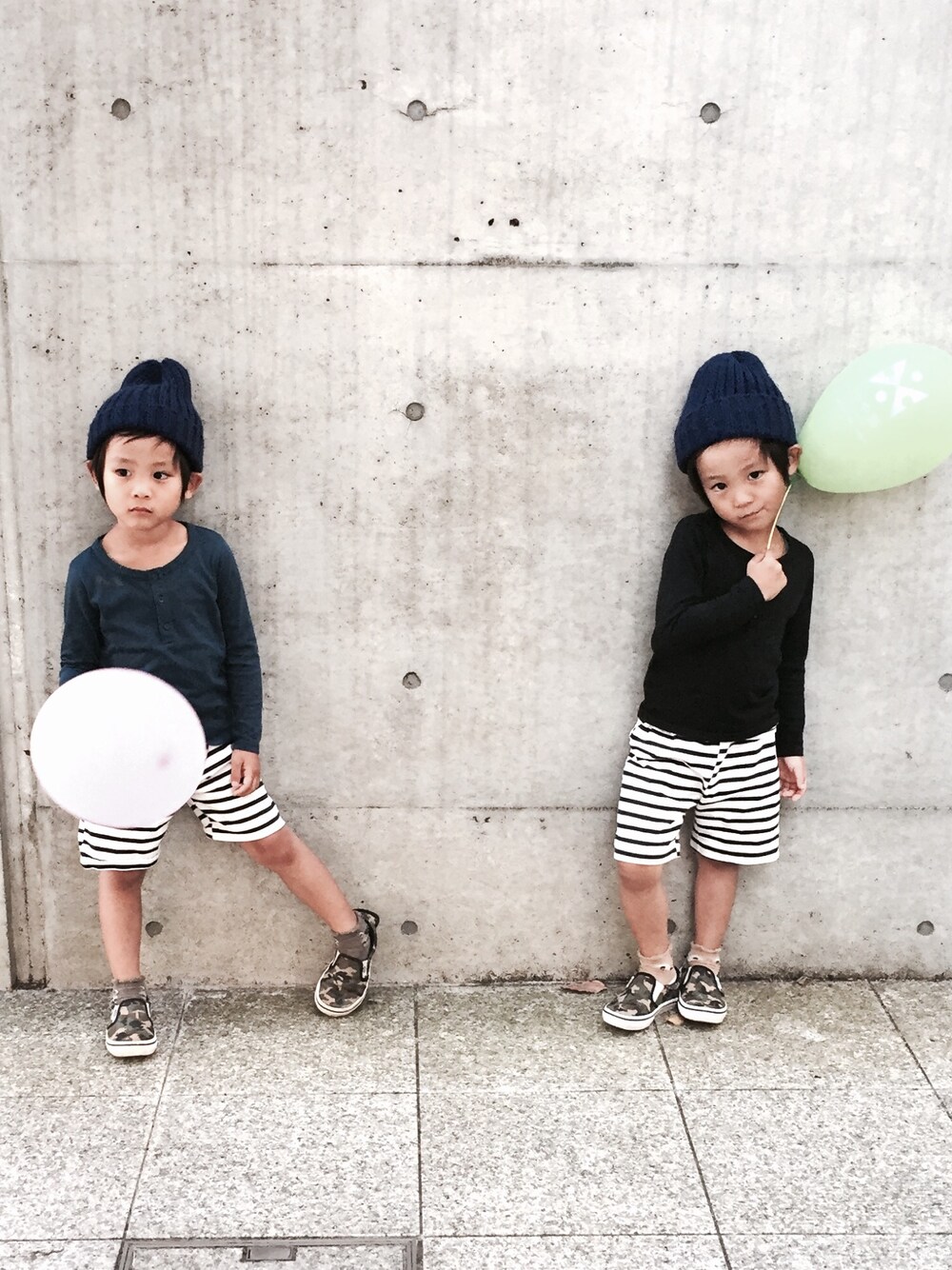 ブルー系のTシャツ/カットソー、ホワイト系のその他パンツを着用したキッズの秋コーディネートの1枚目の写真