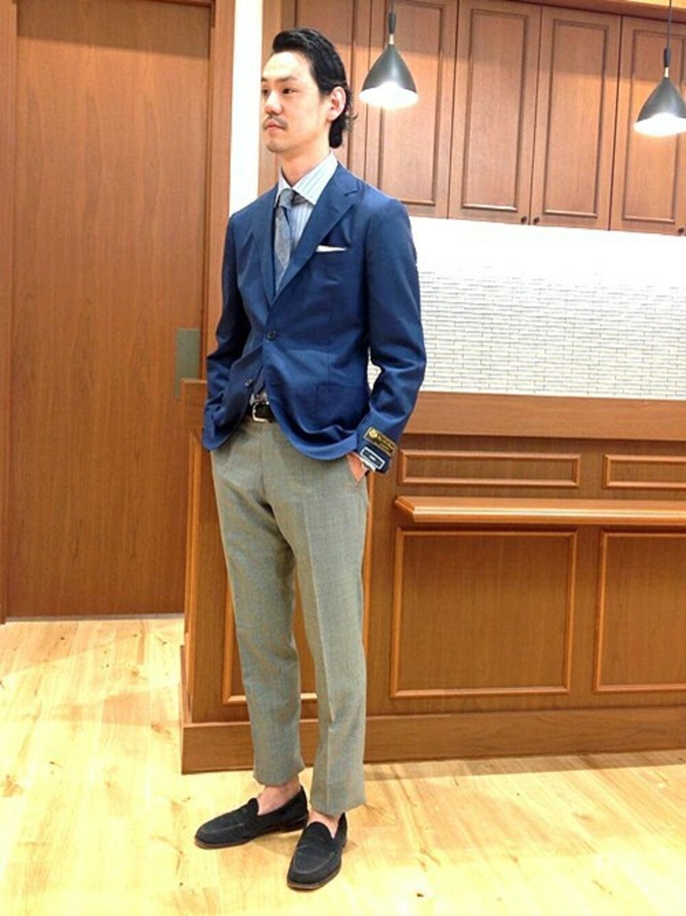 「シップス、SHIPS、INCOTEX、ワイドカラーシャツ、ポケットチーフ、thomas mason、Loro piana」｜「SHIPSのSD: 【ハンドライン】 "LORO PIANA" ライトジャケット （ネイビー）■（テーラードジャケット、ブルー系）」を使った、上村さん（メンズ・182cm）の春コーディネートの1枚目の写真