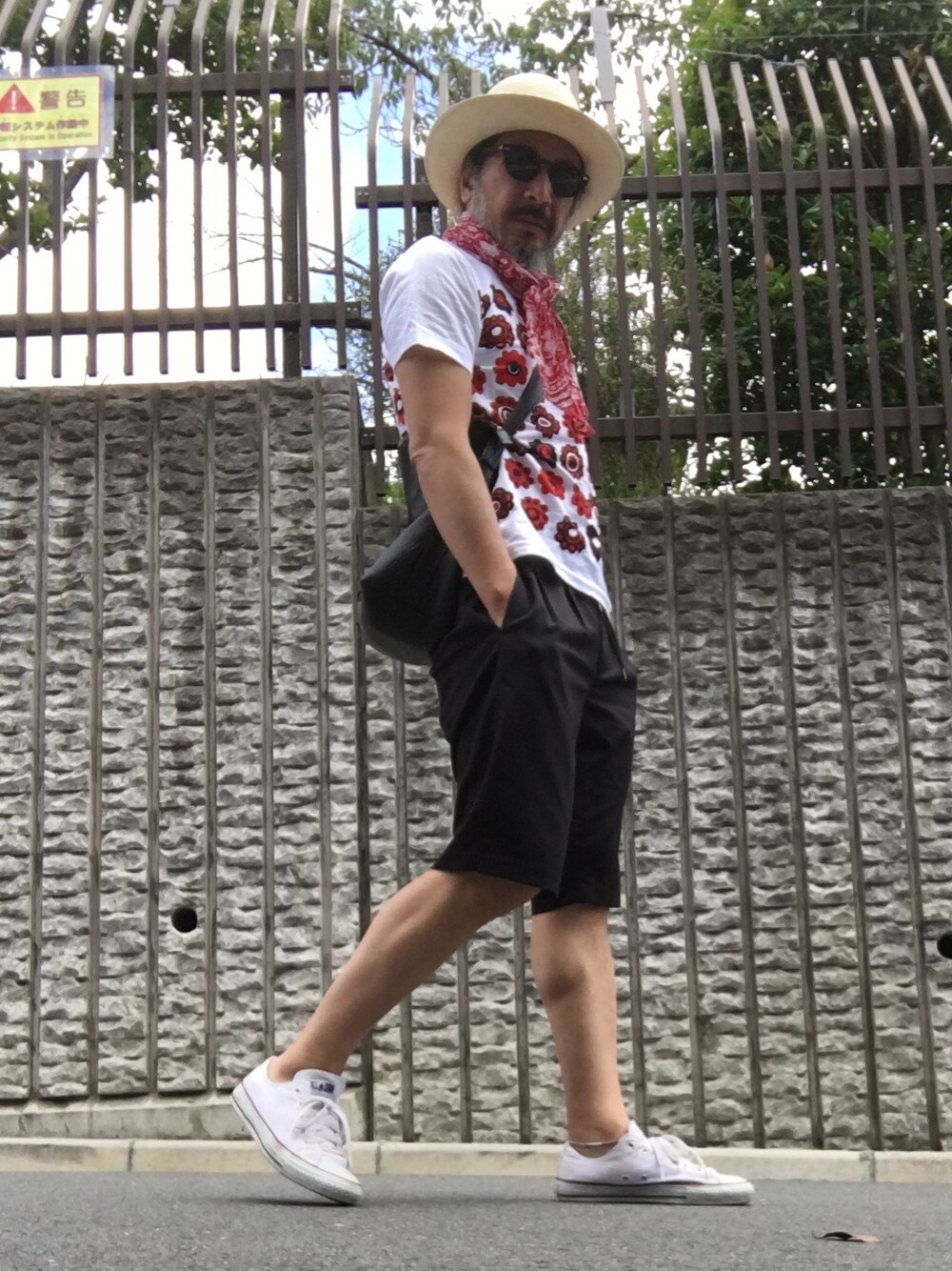ホワイト系のTシャツ/カットソー、ブラック系のその他パンツ、ブラック系のショルダーバッグを着用したメンズの夏コーディネートの1枚目の写真
