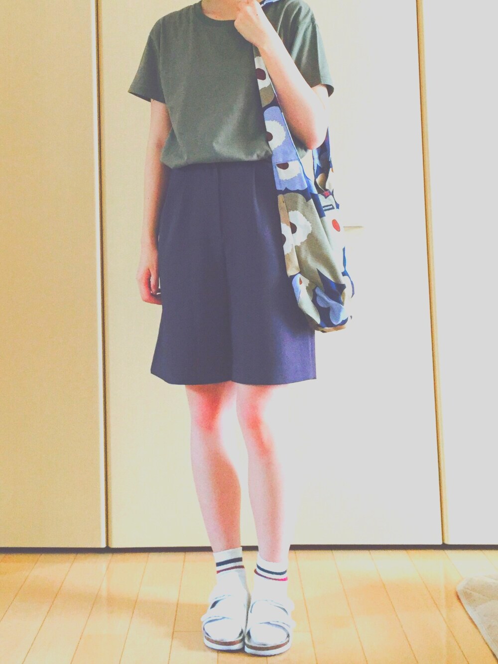 グリーン系のTシャツ/カットソー、その他のバッグ、ホワイト系のサンダルを着用したレディースの夏コーディネートの1枚目の写真