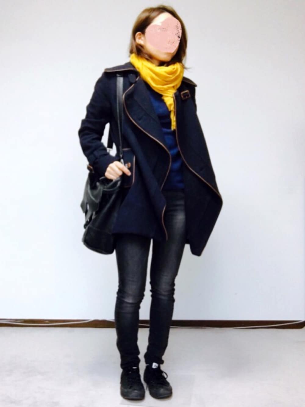 ブルー系のジャケット/アウター、ブルー系のニット/セーター、ブラック系のバックパック/リュックを着用したレディースの冬コーディネートの1枚目の写真