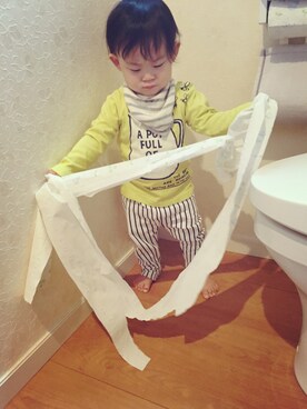 「abcd（ナシ）のアイテム（Tシャツ/カットソー、イエロー系）」を使った、みかんさん（キッズ）の冬コーディネート