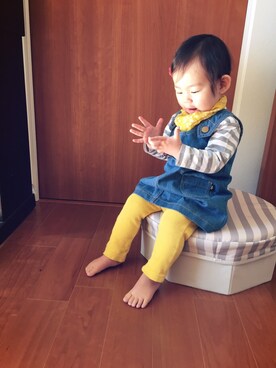 「赤ちゃん本舗（アカチャンホンポ）のアイテム（サロペット/オーバーオール、ブルー系）」を使った、みかんさん（キッズ）の冬コーディネート