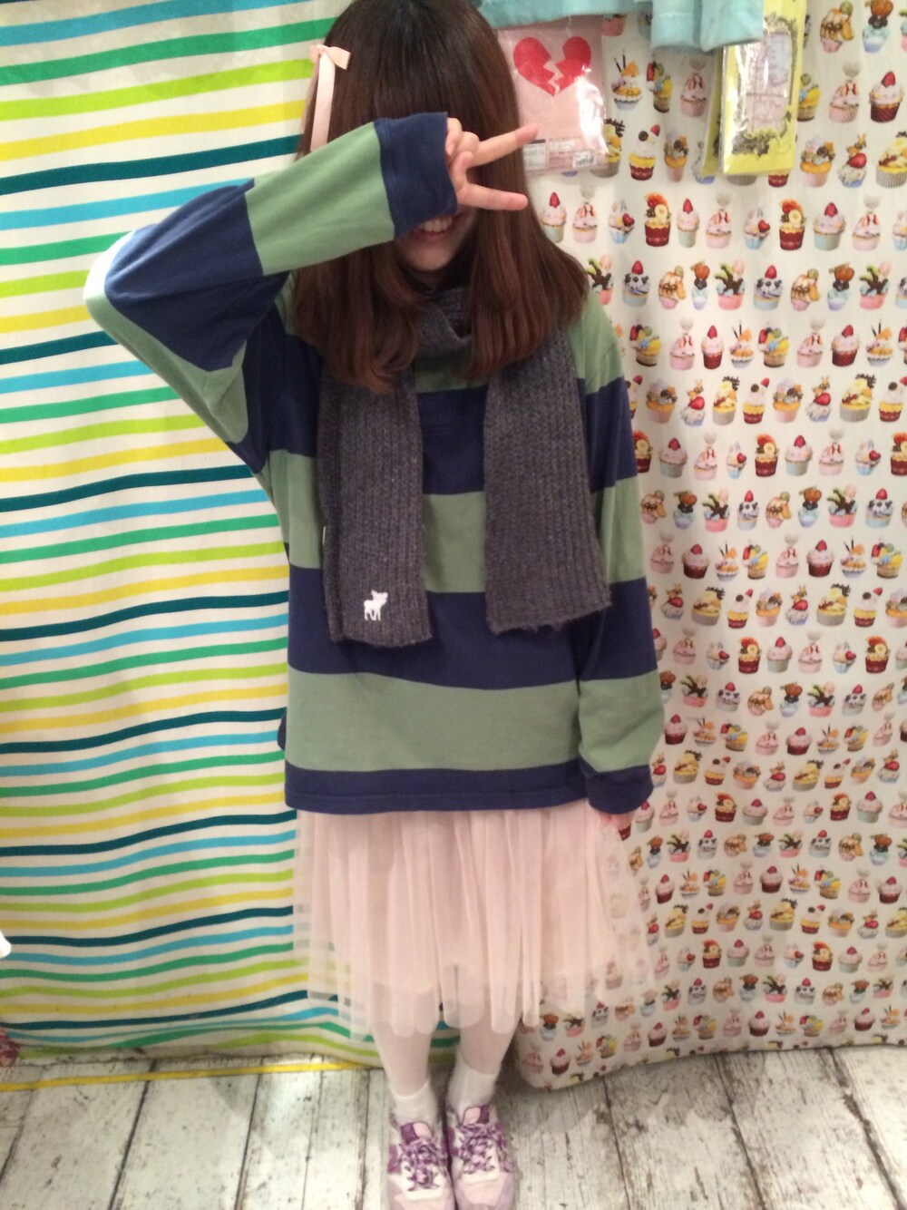 ピンク系のスニーカー、グレー系のマフラー、その他のバレッタ/ヘアクリップを着用したレディースの冬コーディネートの1枚目の写真