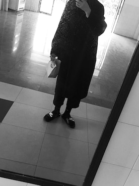 「アイテム（ビーチサンダル、ブラック系）」を使った、KUNKKさん（レディース・170cm）の冬コーディネート