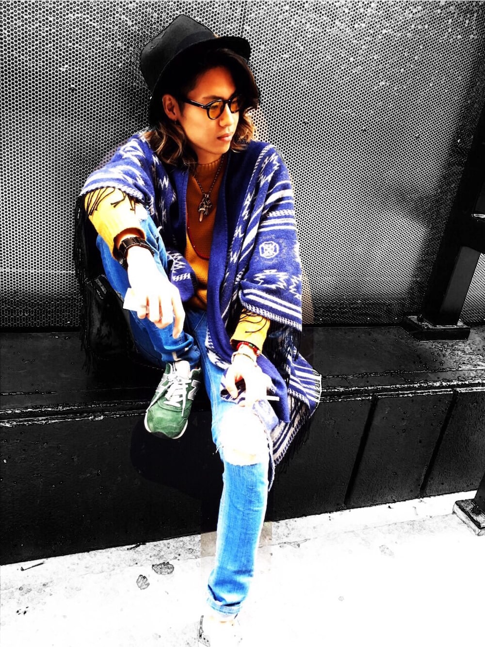 「URBAN RESEARCHのアイテム（ポンチョ、ブルー系）」を使った、遠藤 海斗さん（メンズ・177cm）の秋コーディネートの1枚目の写真