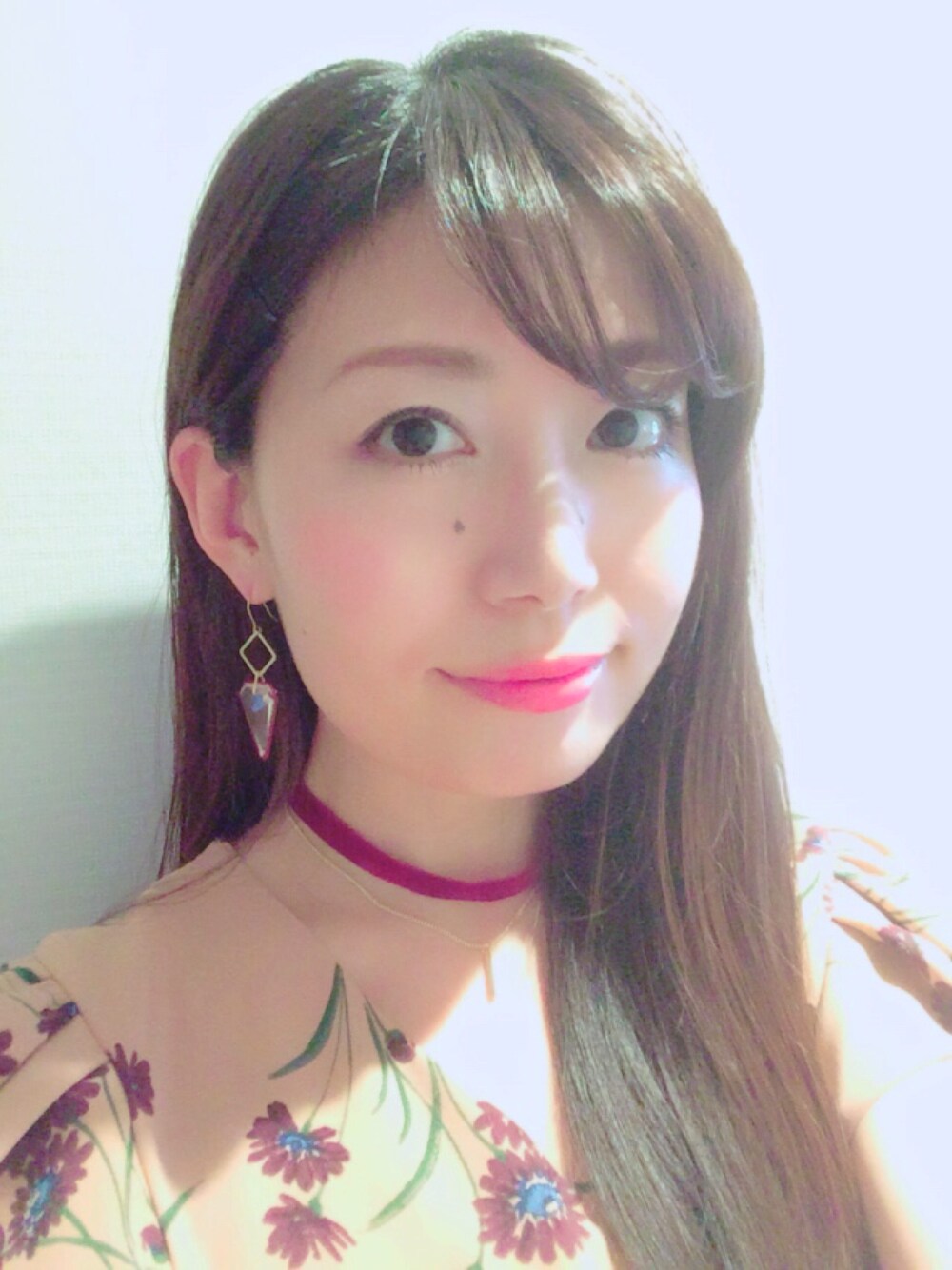 レッド系のネックレスを着用したレディースの秋コーディネートの1枚目の写真