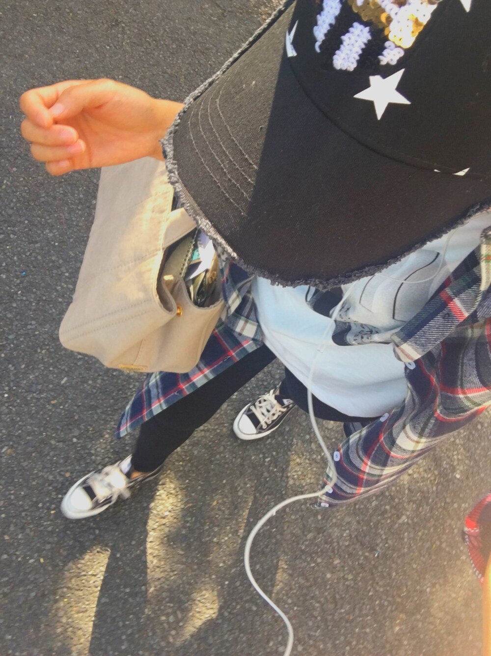 ベージュ系のハンドバッグ、ホワイト系のTシャツ/カットソー、その他のシャツ/ブラウスを着用したレディースの春コーディネートの1枚目の写真