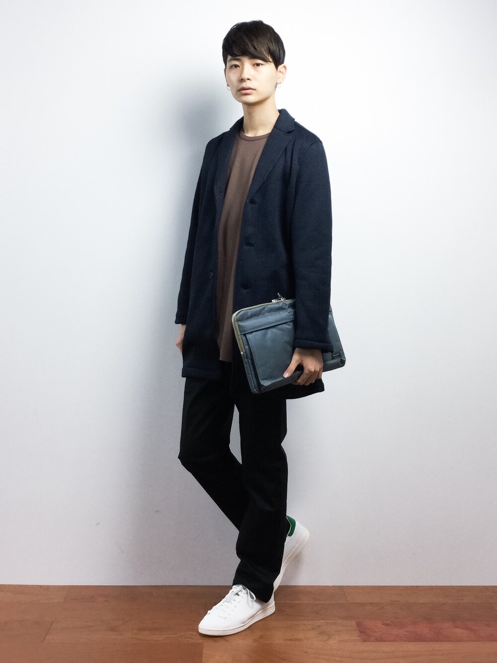 ブラック系のチノパンツ、グリーン系のスニーカー、イエロー系のTシャツ/カットソーを着用したメンズの秋コーディネートの1枚目の写真