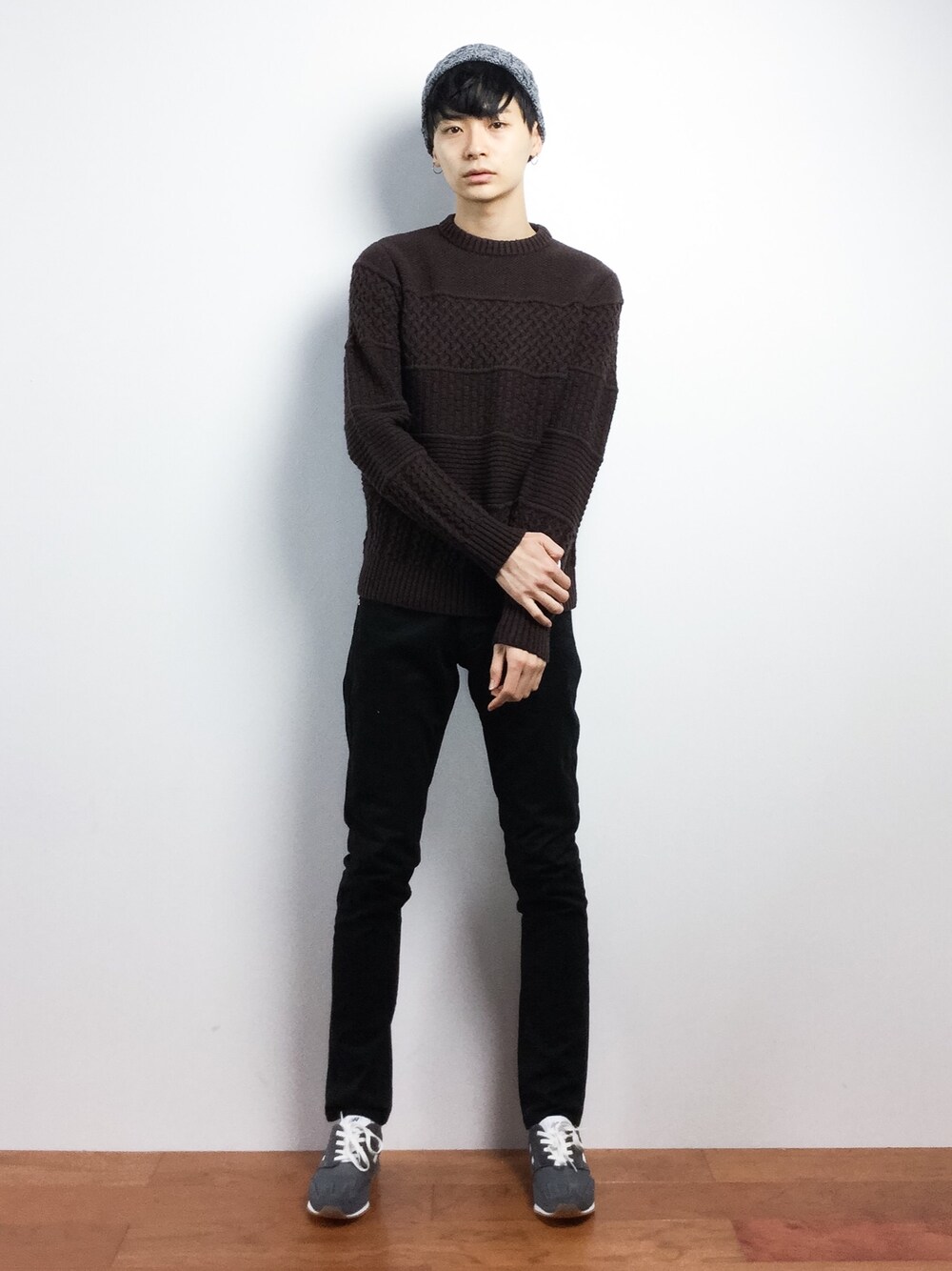 「スニーカー、ニット、シンプル、ニット帽、スキニー、ニューバランス、冬、ootd、黒スキニー、秋」｜「URBAN RESEARCHのUR 編地ボーダーC/N（ニット/セーター、ブラウン系）」を使った、Yさん（メンズ・184cm）の秋コーディネートの1枚目の写真