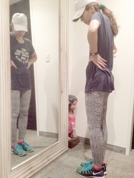 「ランニングシューズ」｜「アイテム（スニーカー、グリーン系）」を使った、安田美沙子さん（レディース・162cm）の秋コーディネート