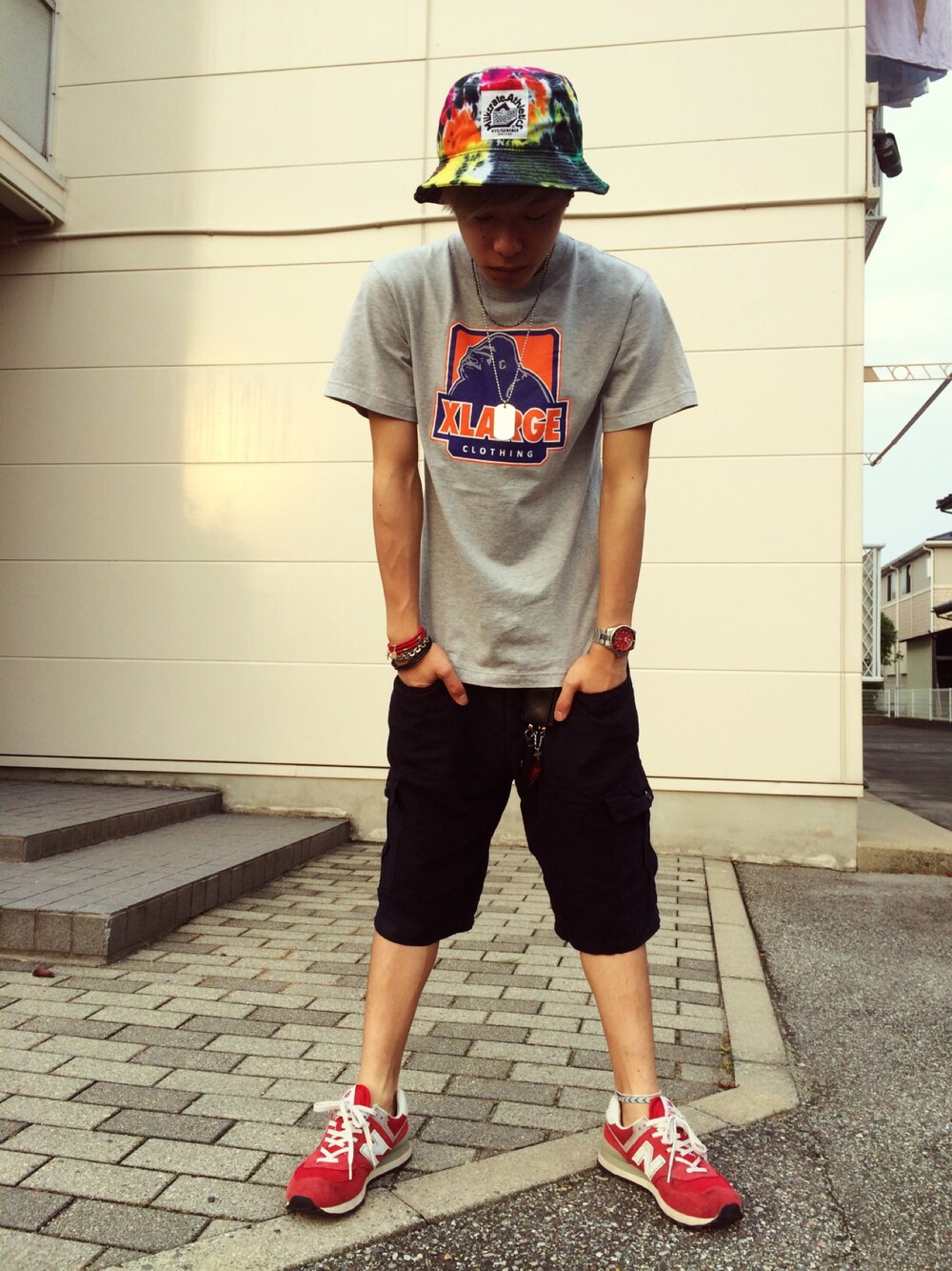 「XLARGE、New Balance、差し色(赤)、休日スタイル、サマースタイル、バケットハット」｜「XLARGEのアイテム（ハット、その他）」を使った、Chuさん（メンズ・170cm）の夏コーディネートの1枚目の写真