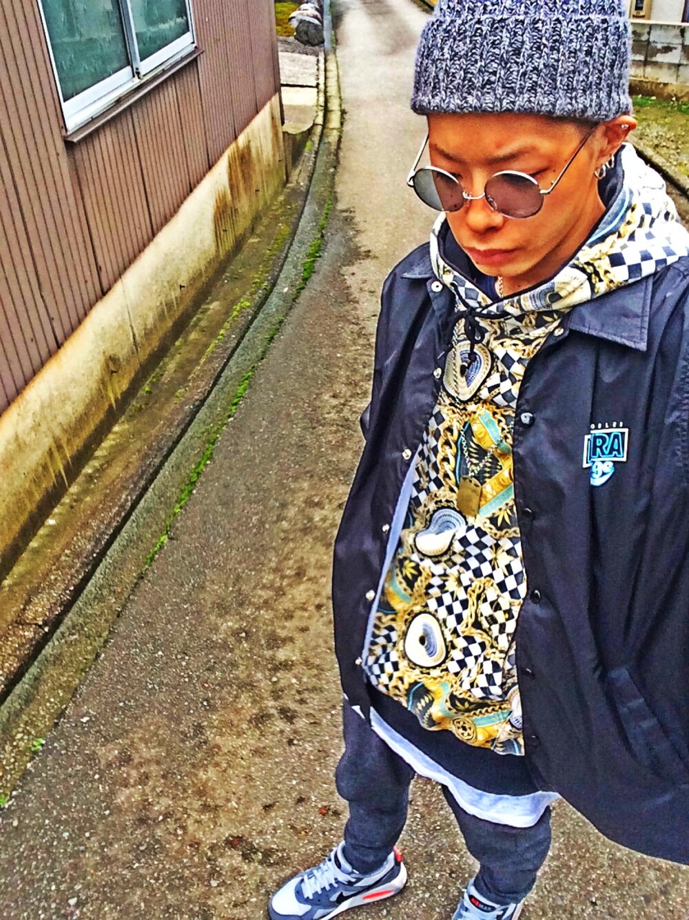 「冬、コーチジャケット、パーカー、スウェット、ダテメガネ、レイヤードスタイル、AIR MAX、NIKE、XLARGE、ZARA」｜「NIKEのアイテム（スニーカー、グレー系）」を使った、Chuさん（メンズ・170cm）の冬コーディネートの1枚目の写真