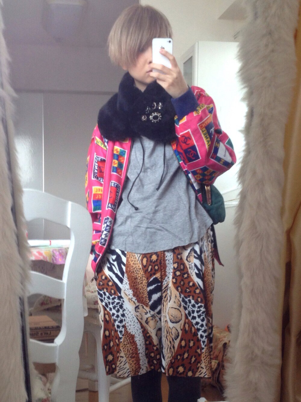 「street、pattern」｜「ANNA SUIのアイテム（ストール/ショール、ブラック系）」を使った、Tokiwa Osamuさん（レディース・160cm）の春コーディネートの1枚目の写真