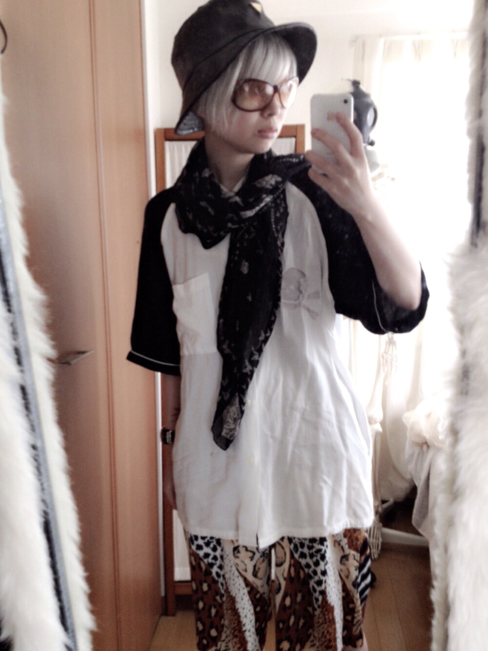 「UNISEX」｜「Alexander McQueenのアイテム（マフラー、ブラック系）」を使った、Tokiwa Osamuさん（レディース・160cm）の春コーディネートの1枚目の写真