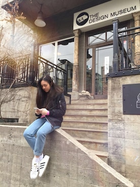 「adidas（アディダス）のオリジナルス スーパースター [Superstar WMNS]（スニーカー、ホワイト系）」を使った、kolbyismeさん（レディース）の春コーディネート