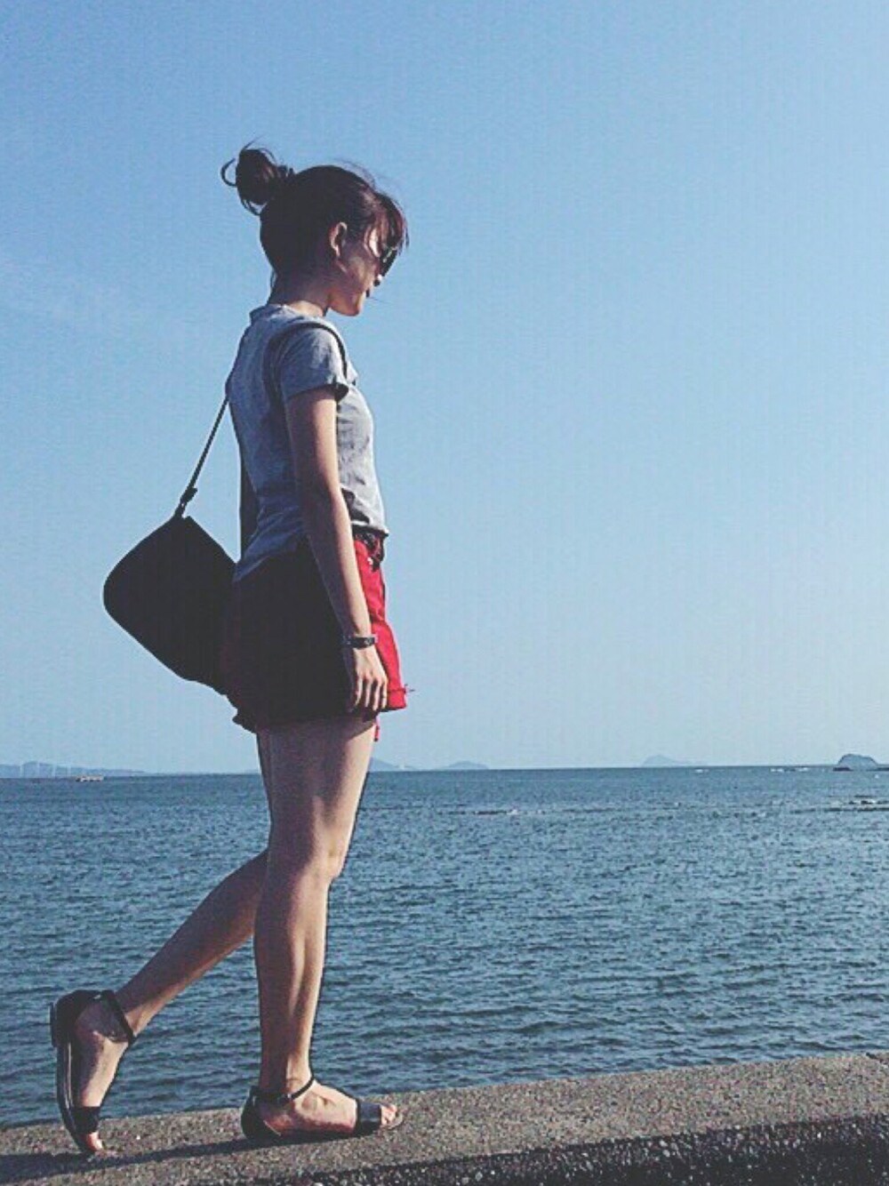 「島、佐久島、古着、赤、グレーTシャツ、ペタンコ靴、おだんごヘアー、海、大学生、サングラス」｜「usedのアイテム（その他パンツ、レッド系）」を使った、fufufuさん（レディース・159cm）の夏コーディネートの1枚目の写真