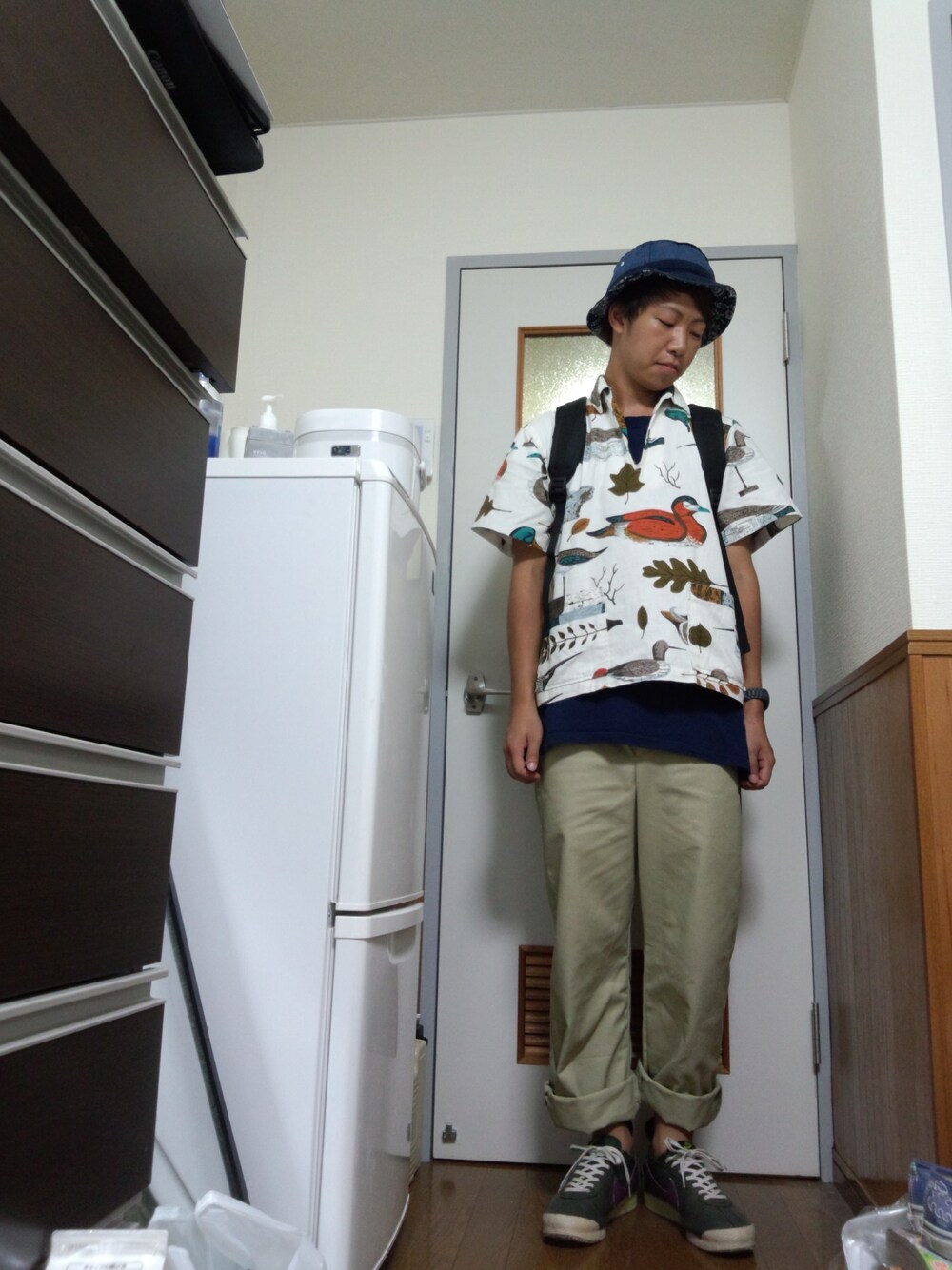 ブルー系のTシャツ/カットソー、ホワイト系のシャツ/ブラウス、ベージュ系のその他パンツを着用したメンズの秋コーディネートの1枚目の写真