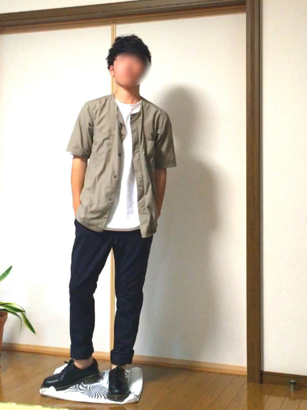 ベージュ系のシャツ/ブラウス、ホワイト系のTシャツ/カットソー、ブラック系のその他シューズを着用したメンズの夏コーディネートの1枚目の写真