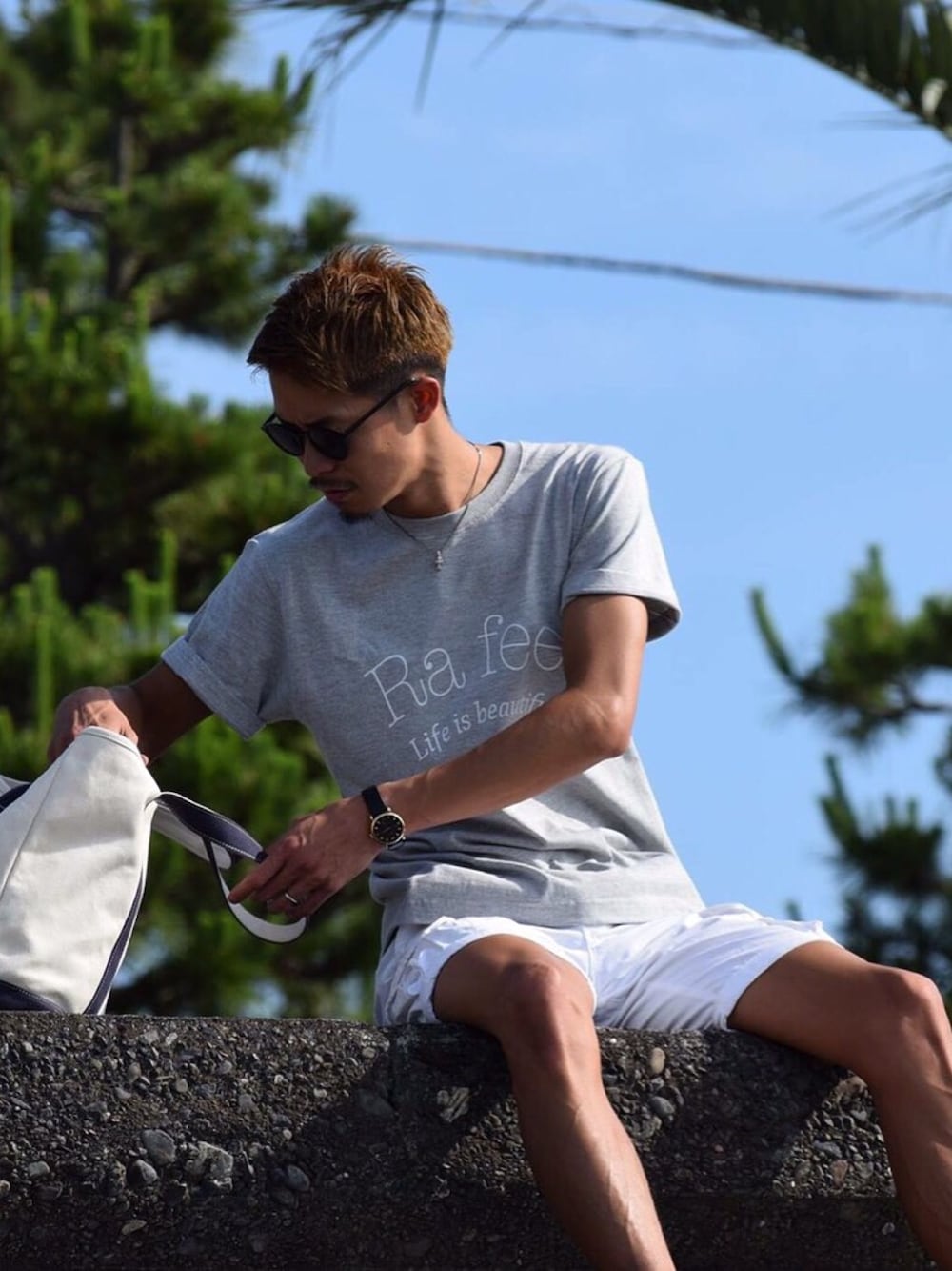 「rafeelのアイテム（Tシャツ/カットソー、グレー系）」を使った、ruiririさん（メンズ・183cm）の夏コーディネートの1枚目の写真