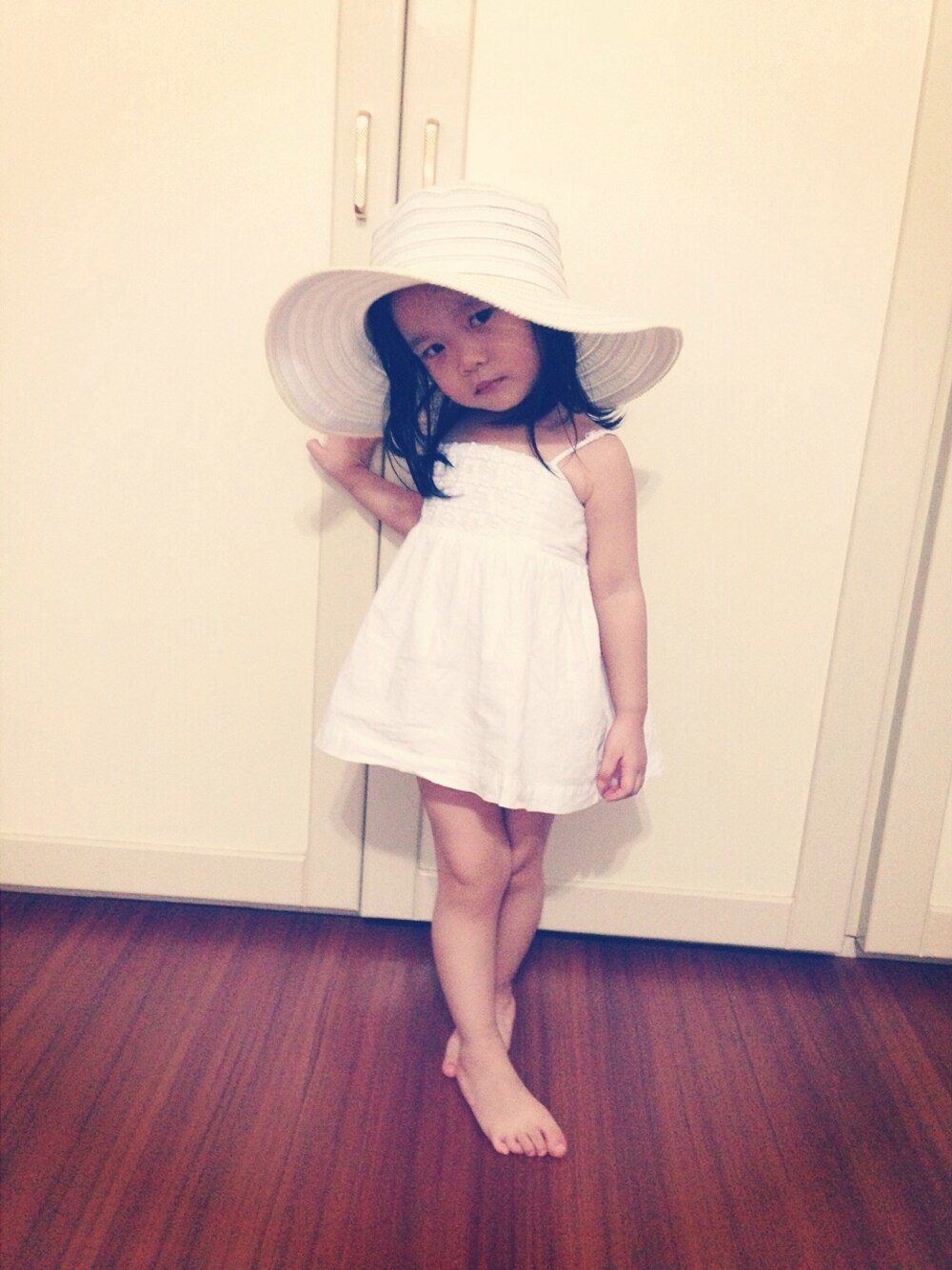 「ZARA KIDSのアイテム（チュニック、ホワイト系）」を使った、Cynthia Linさん（キッズ・90cm）の秋コーディネートの1枚目の写真