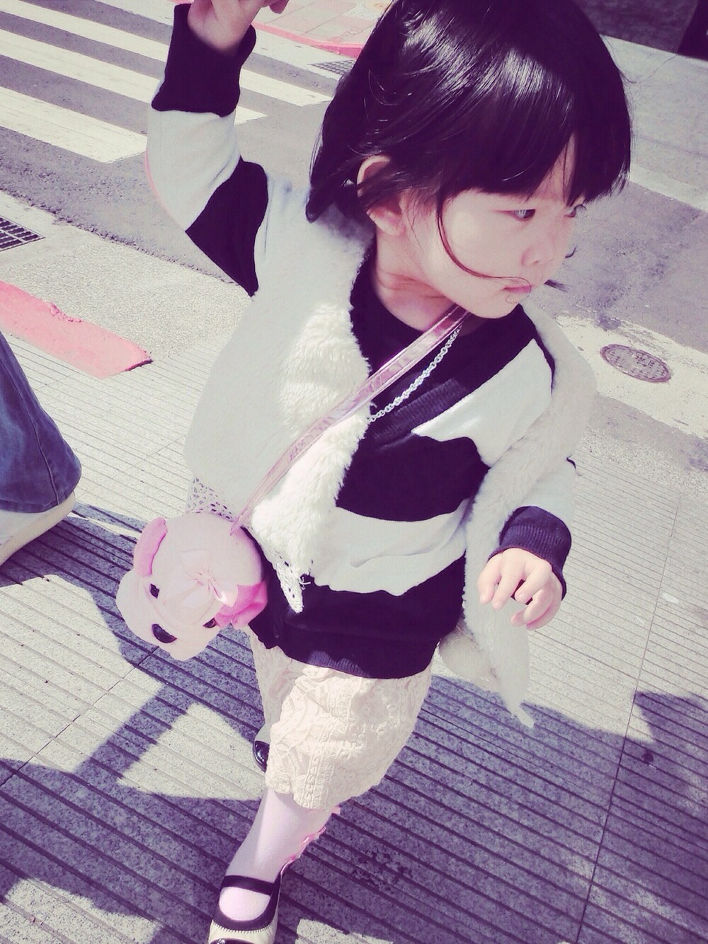 「ZARA KIDSのアイテム（スカート、ピンク系）」を使った、Cynthia Linさん（キッズ・90cm）の秋コーディネートの1枚目の写真
