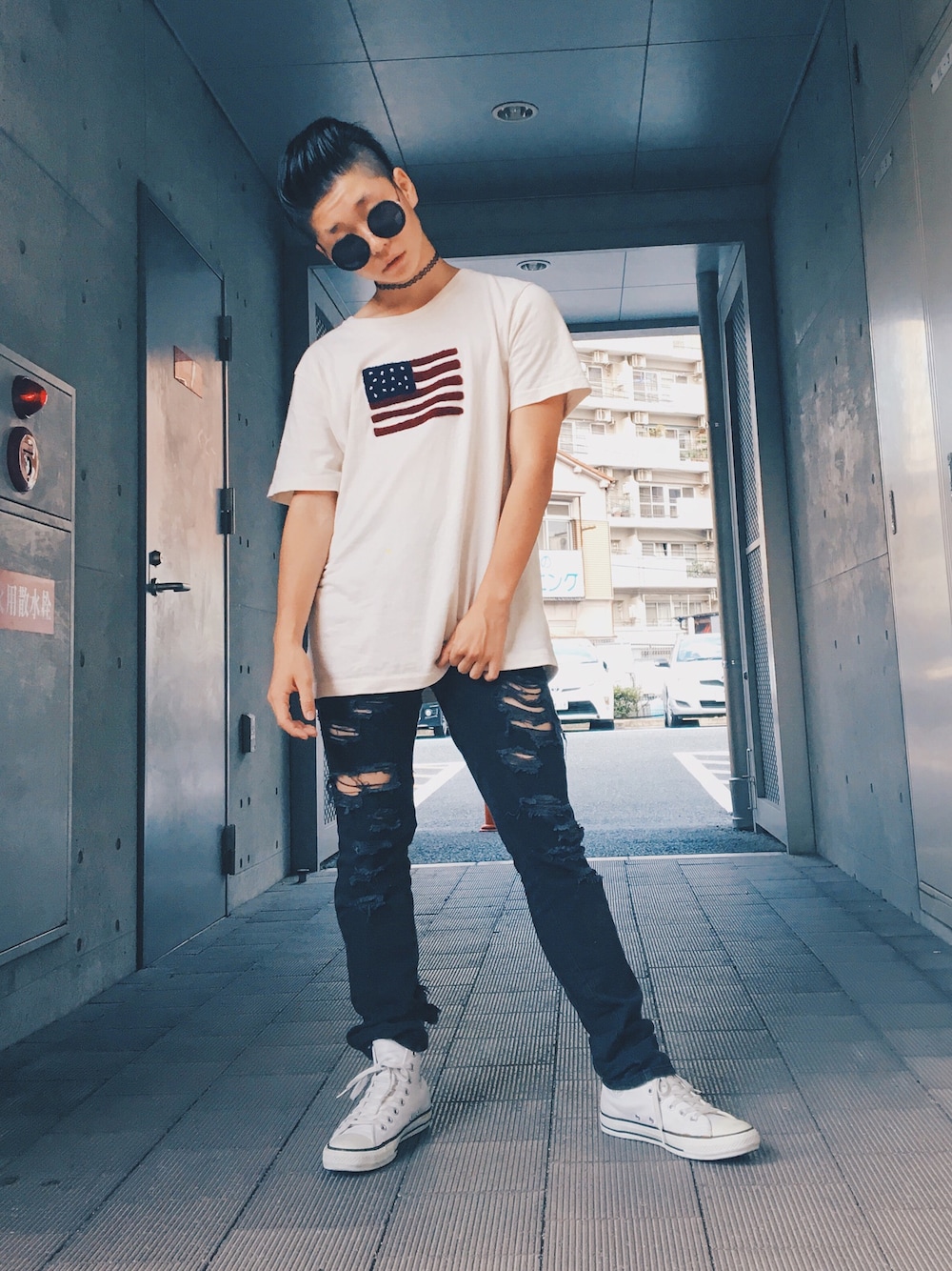 ベージュ系のTシャツ/カットソー、ブラック系のその他パンツ、ホワイト系のスニーカーを着用したメンズの夏コーディネートの1枚目の写真