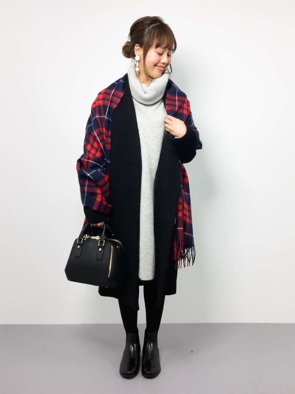 「チェックストール、ニットワンピース、タートルネックニット、大人女子、ootd、大人ガーリー、オトナカジュアル、オトナ女子、はるコーデ、チビーズ✳︎」｜「URBAN RESEARCH ROSSO WOMENのROSSO Vネックノーカラーコート（その他アウター、ブラック系）」を使った、内山陽菜さん（レディース・149cm）の秋コーディネートの1枚目の写真