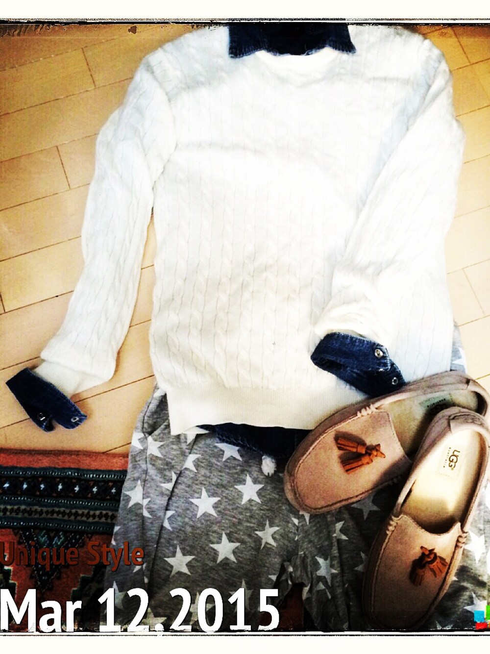 ホワイト系のニット/セーター、ブルー系のシャツ/ブラウス、グレー系のその他パンツを着用したメンズの春コーディネートの1枚目の写真