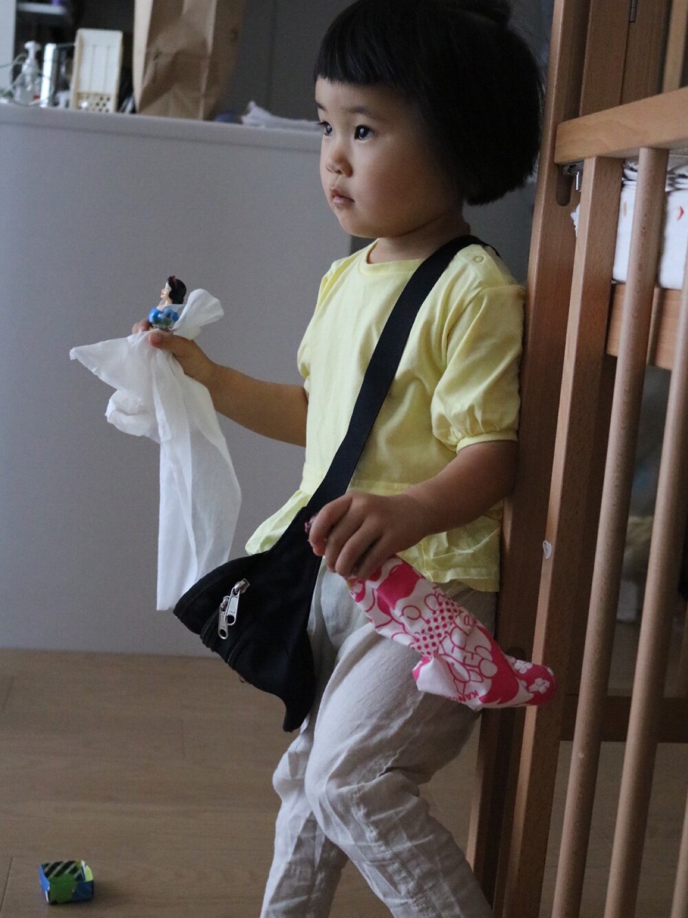 「探検、散歩、女の子コーデ、こどもコーデ、2歳、シンプル、白雪姫、ペッツに服着させる人」｜「petit mainの裾切り替え6分袖Ｔシャツ（Tシャツ/カットソー、イエロー系）」を使った、tetsukoさん（キッズ・80cm）の春コーディネートの1枚目の写真