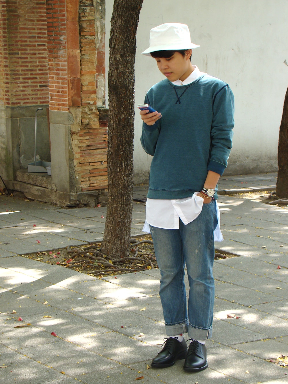 「plain-me、VIBGYOR(VIBGYOR)」｜「VIBGYORのINDIGO藍染Sweat Shirt（その他トップス、ブルー系）」を使った、plain-me新竹さん（メンズ・170cm）の秋コーディネートの1枚目の写真